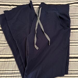 FIGS Women's Cade Cargo scrub pants in Navy, Size Large Tall